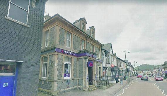 Plan to turn old bank into restaurant and flat