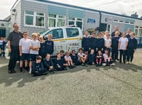 Disgyblion yn clywed am waith staff  YGC