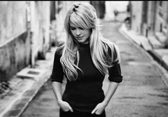 Duffy announces secret gig via social media