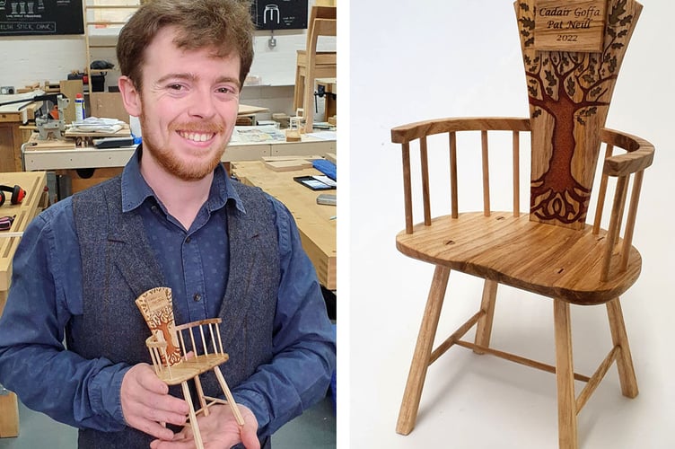 Rhodri Jones sydd wedi creu cadair arbennig ar gyfer Eisteddfod Cymdeithas Ceredigion