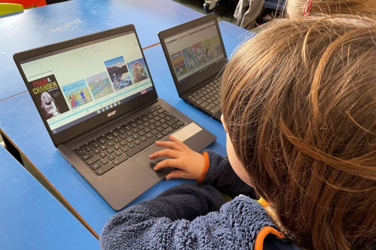Pupils from Ysgol Gynradd Rhiwlas browsing through Borrowbox