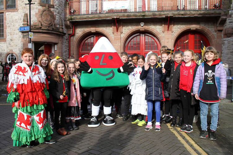 Mistar Urdd gyda phlant Dinbych, Parêd Dydd Gŵyl Dewi 2022