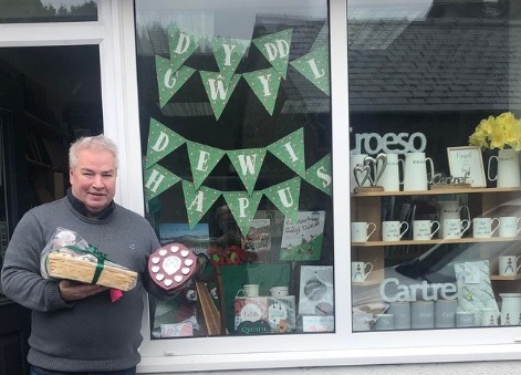 Pictured are the winners: Nyth y Robin, Llandysul; Yum Yums, Aberteifi.;Anrhegaron, Tregaron. 