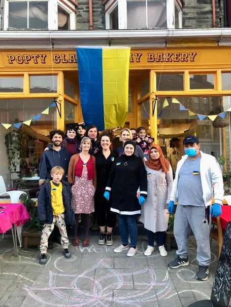 Syrian refugees Seba and Rahma held a dinner event, in Machynlleth, to
raise money for Sara and Vicky’s humanitarian mission to Poland, to support
refugees fleeing the conflict in Ukraine.