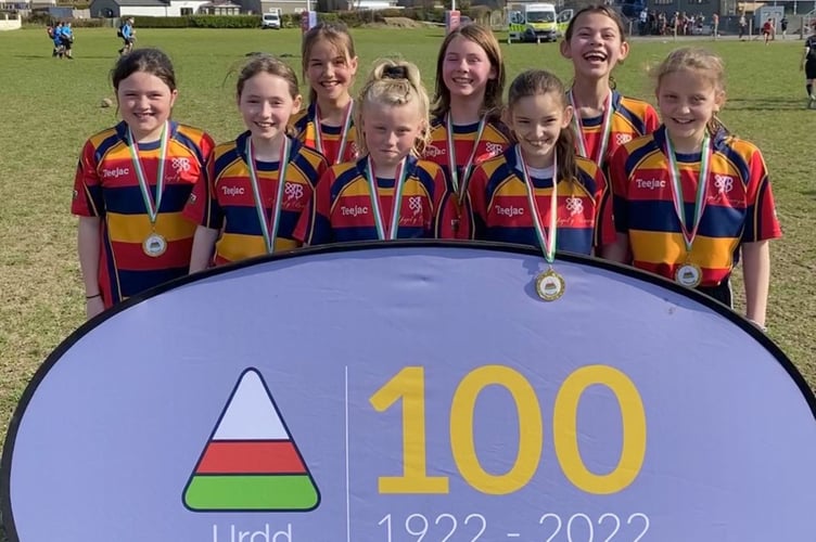 Roedd tîm Lexie o Ysgol Godre'r Berwyn yn fuddugol mewn cystadleuaeth rygbi yr Urdd