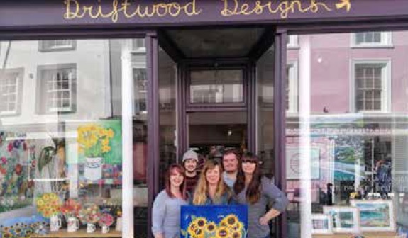 Driftwood Design in Aberystwyth raffled off a painting of Sunflowers recently. Mary from Angelsey won the painting and the store raised more than £3,600 to assist Ukrainian refugees