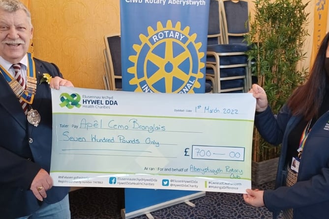 The Bronglais Chemo Appeal has had a £700 boost thanks to fundraising by Aberystwyth Rotary Club