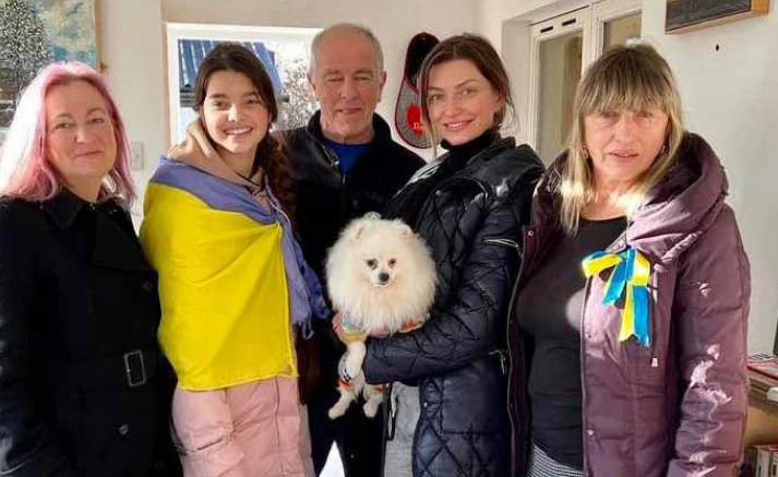 Dwyfor Meirionnydd MP Liz Saville Roberts, Albina, Gareth, Angela, her dog, Gina and Nataliia in Trawfynydd  