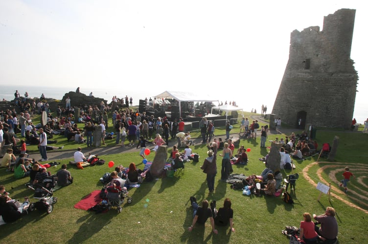Photo Code DPJ05J105 Photo Arwyn Parry Jones 05June08 Ref Norman; Castle Rock at Aberystwyth.... Crowed enjoying the concert....
