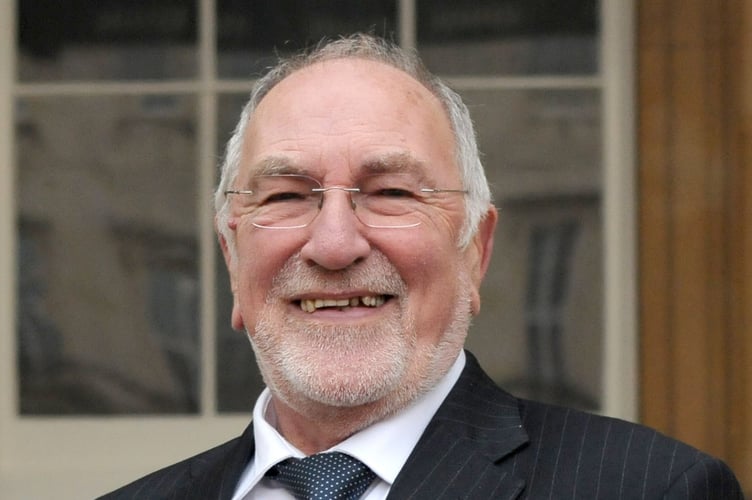 Y ffisegwr Robin Williams Medal Wyddoniaeth Eisteddfod 2022