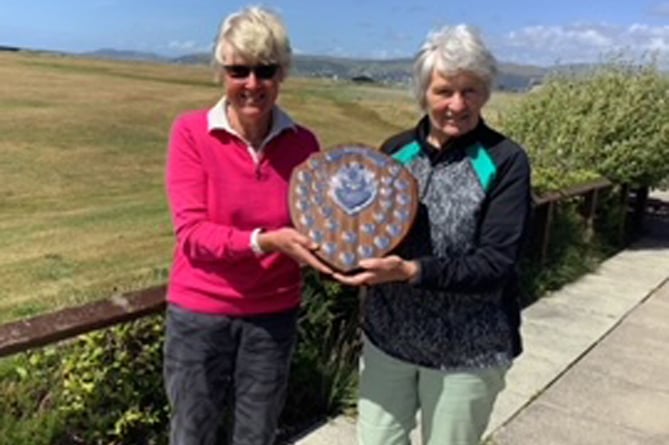 Jean Harrison receiving the Beryl Roberts trophy from captain Mair Jenkins Borth and Ynyslas Golf Club 2022