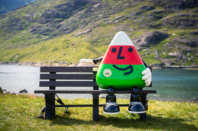 Mainc Hunlun Mistar Urdd

Dydd Iau 14 o Orffennaf fel rhan o ddathliadau canmlwyddiant yr Urdd lansiwyd cerflun dros dro, sef Mainc Hunlun
Mistar Urdd ar yr Wyddfa ger Llyn Llydaw.
Mi fydd y fainc yn ymddangos mewn ambell i ddigwyddiad a lleoliad arbennig dros wyliauâr haf i gyd-fynd gyda chystadleuaeth i ysgolion ennill y fainc am wythnos yn yr Hydref, mae manylion pellach ar gwefan:
www.urdd.cymru/hunlunmistarurdd #hunlunmisarurdd