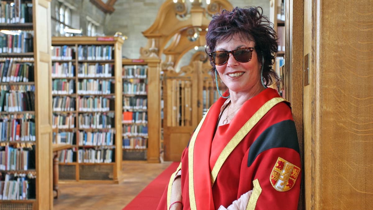 Ruby Wax OBE gets honourary doctorate | cambrian-news.co.uk