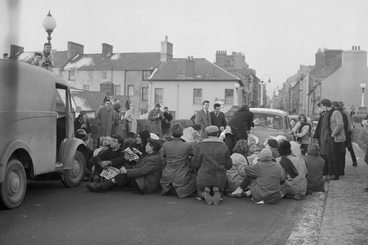 Trefechan protest Cymdeithas yr Iaith