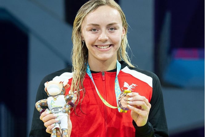Medi Harris with her 100m backstroke bronze medal Commonwealth games 2022