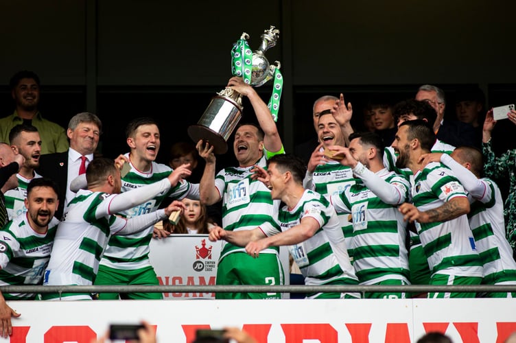 CARDIFF, WALES - 1 May 2022:
TNS lift the JD Welsh Cup.
Penybont v The New Saints in the JD Welsh Cup Final at Cardiff City Stadium, Cardiff, Wales on the 1st May 2022. (Pic by Lewis Mitchell/FAW)