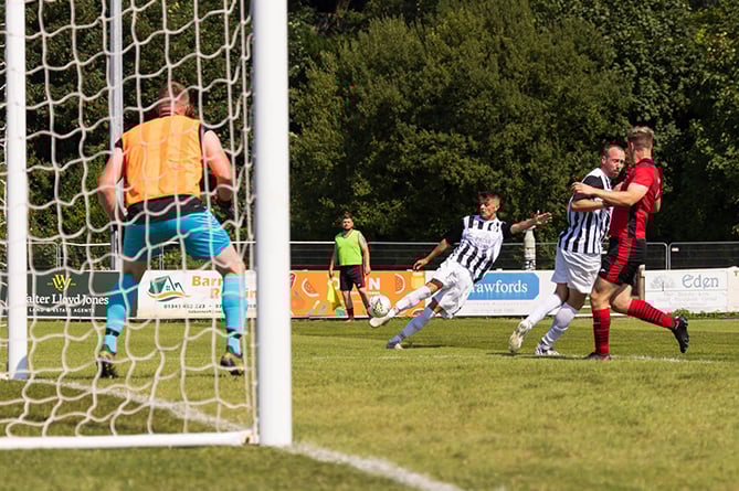 Ryan Williams opened Barmouth & Dyffryn Utd’s account with a spectacular half-volley