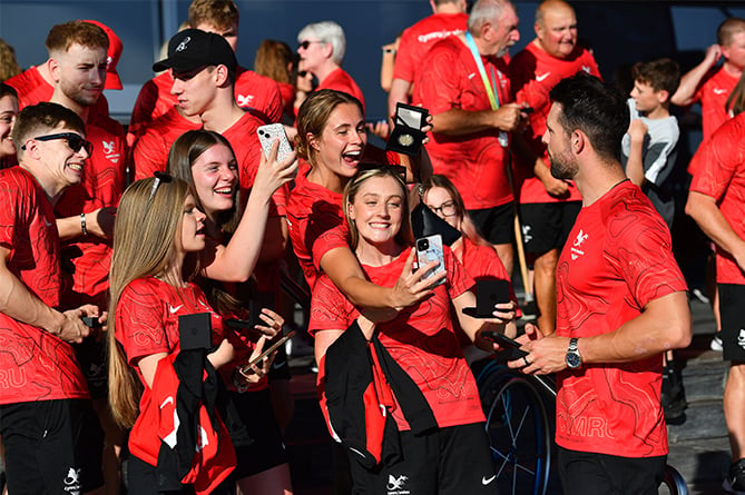 Wales’ medal-winning Commonwealth Games athletes received a warm welcome at the Senedd in Cardiff