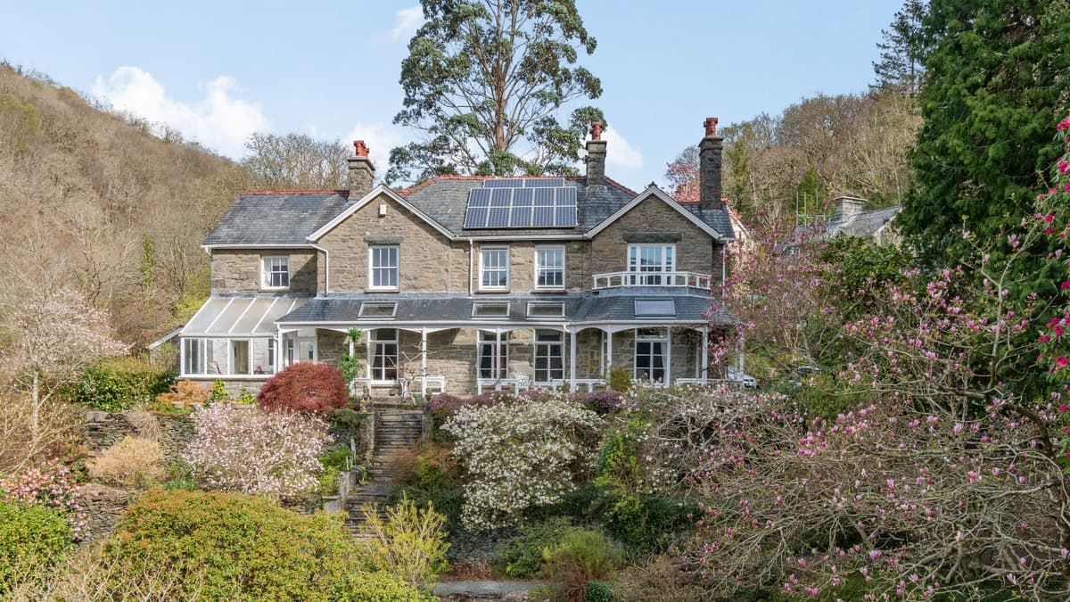 Taicynhaeaf country house for sale with mountain views gives taste of