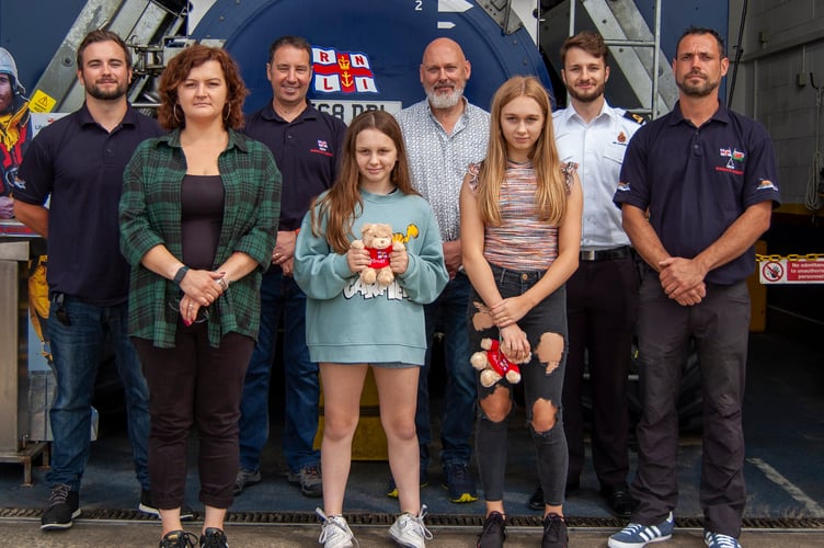 RNLI volunteer crew Alex Hill, Milena Smith, RNLI volunteer crew Daryl James, Elsie Smith, Dave Smith, Mabel Smith, coastguard call handler, Ben Hillier who took Milena’s call, and helm, Kyle Smith