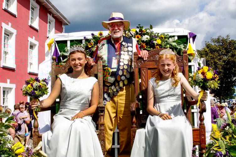 Anabelle Rogers & Erin Whitfield carnival queens with President for the day David Shute