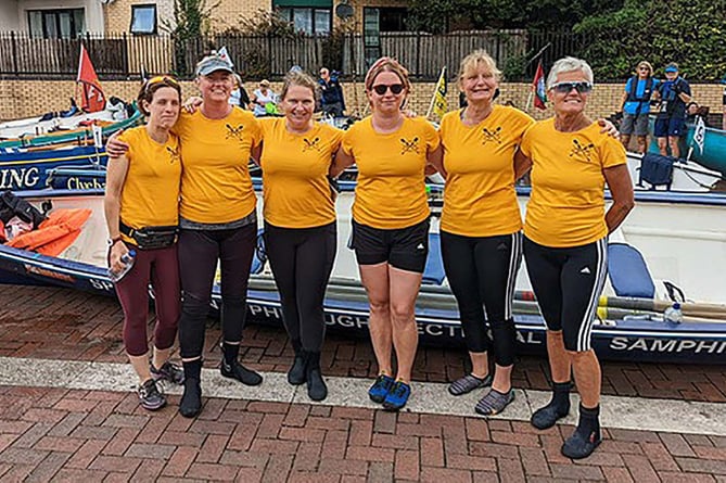 The Aberdyfi Rowing Club women’s crew on the banks of the Thames for London Great River Race 2022