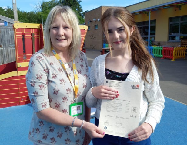 Myfanwy Jones presents Lowri Joyner with her Mudiad Meithrin Apprenticeship Award