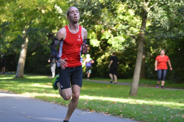 Janoš Vranek on his way to breaking the Aberystwyth Parkrun record, September 2022