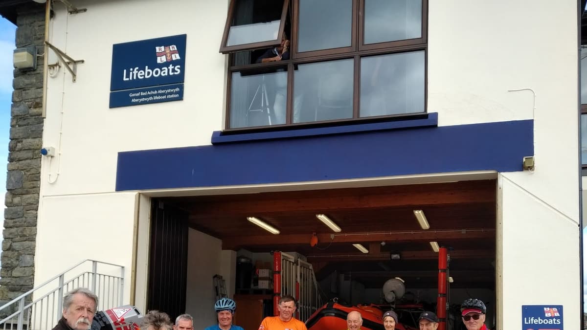 Porthmadog rowers raise thousands for RNLI with round Wales bike ride