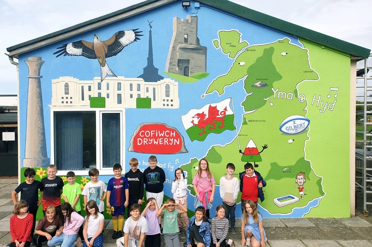 Llwyn yr Eos mural
