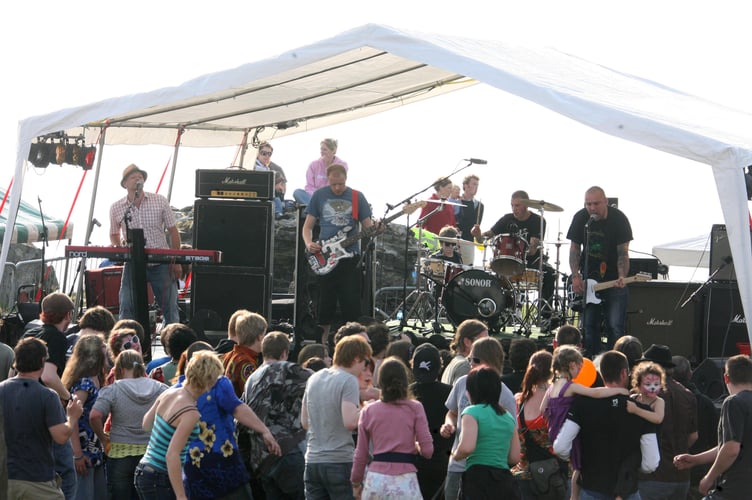 Photo Code DPJ05J103 Photo Arwyn Parry Jones 05June08 Ref Norman; Castle Rock at Aberystwyth.... 3 Minute Warning performing on stage....