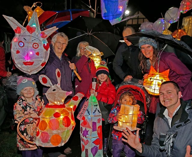 Mach calls on the community to light up its last lantern festival