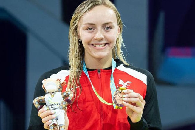 Medi Harris with her 100m backstroke bronze medal Comonwealth Games 2022