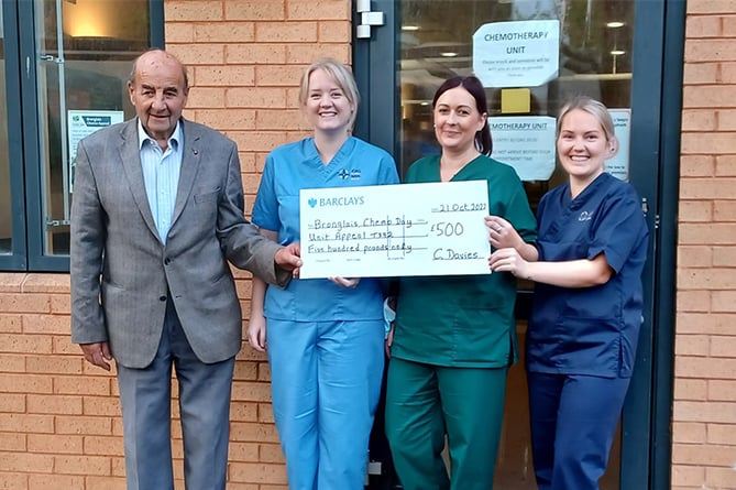  Ceredig Davies hands over a cheque for £500