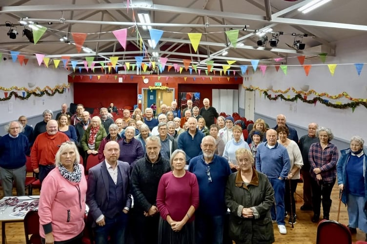 Cllr Beth Lawton (Bro Dysynni), Mabon ap Gwynfor MS, Cllr Elwyn Vaughan (Powys), Liz Saville Roberts MP, Cllr John Pughe (Morfa Tywyn) and Cllr Louise Hughes (Arthog and Llangelynnin) with local residents at Neuadd Pendre, Tywyn