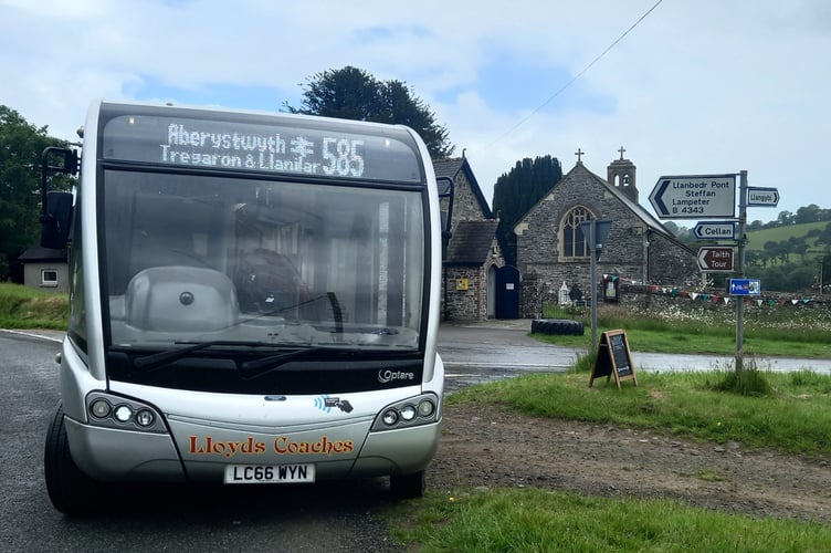 Lloyds Coaches 585 service