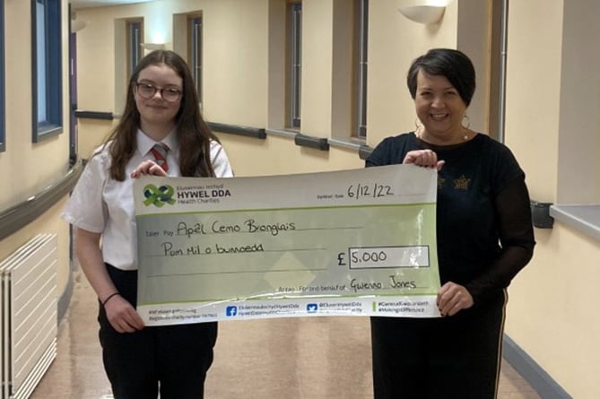 Gwenno Jones presents Dr Elin Jones with a cheque for £5,000
