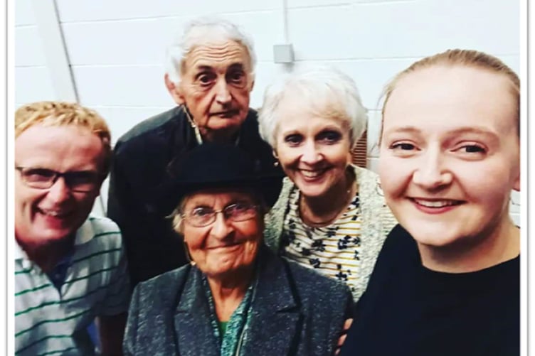 Dafydd Jones, Ifan Gruffydd, Susan Rees, Gwyneth Davies a Meleri Morgan
Nol i Nyth Cacwn