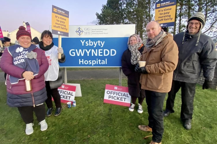 Mabon ap Gwynfor MS with Mental Health Nurses, Lisa Beckmann, Rachel Price Jones and Awen Surgey