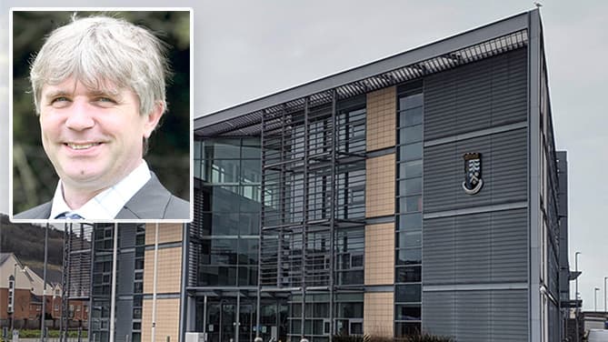 Ceredigion council chief executive refutes councillors' claims over contacting staff 