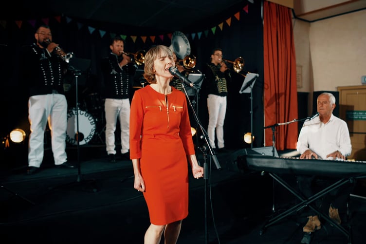 Catrin Elis Williams, originally from Mynytho, sing with Huw Chiswell and Band Llareggub on S4C's Canu Gyfa Fy Arwr