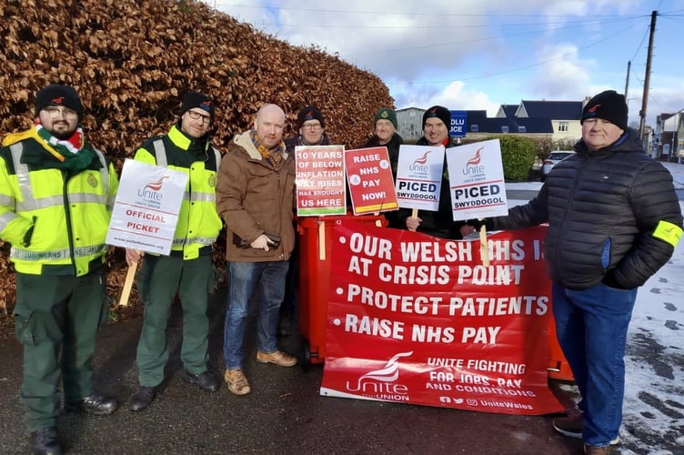 MS Mabon ap Gwynfor joined ambulance staff on the picket line in Bala