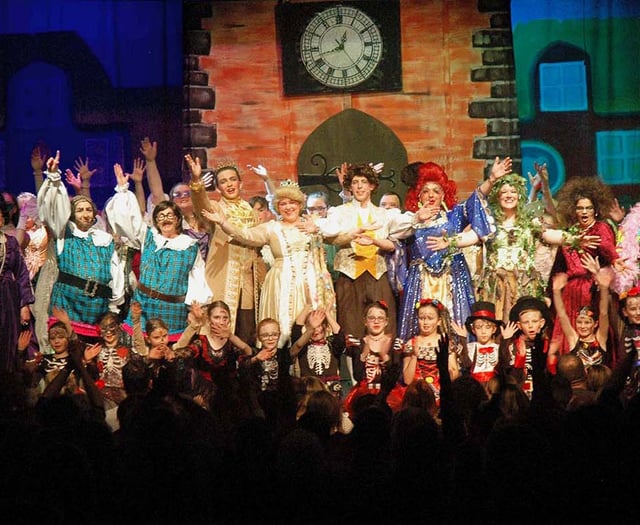 Players celebrate panto return to Aberdyfi