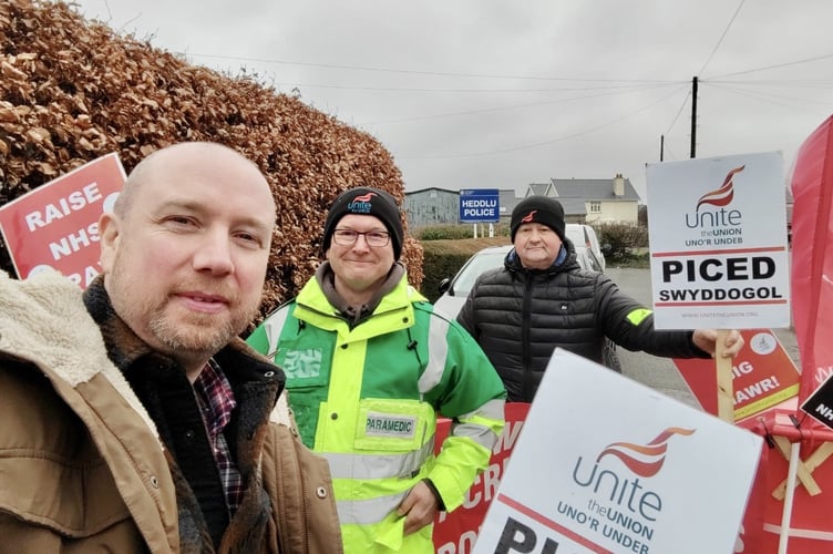 Mabon ap Gwynfor MS with Welsh Ambulance workers on the Bala picket line