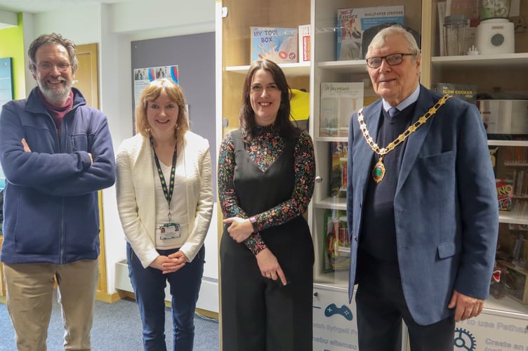 Ben Gregory, Yr Orsaf Penygroes, Nia Gruffydd, Gwynedd libraries service manager, Meleri Davies, Partneriaeth Ogwen, Cllr Elwyn Jones, chair of Gwynedd Council