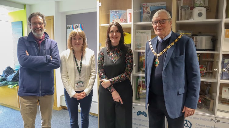Ben Gregory, Yr Orsaf Penygroes, Nia Gruffydd, Gwynedd libraries service manager, Meleri Davies, Partneriaeth Ogwen, Cllr Elwyn Jones, chair of Gwynedd Council