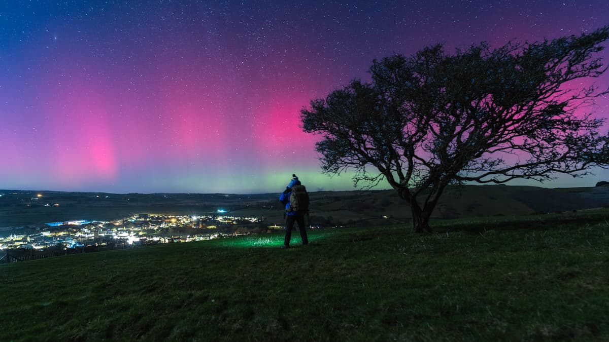 Northern Lights glimmer in night sky over Wales cambriannews.co.uk