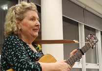 Merched y Wawr yn dathlu Gŵyl Ddewi gyda'r gantores Doreen Lewis
