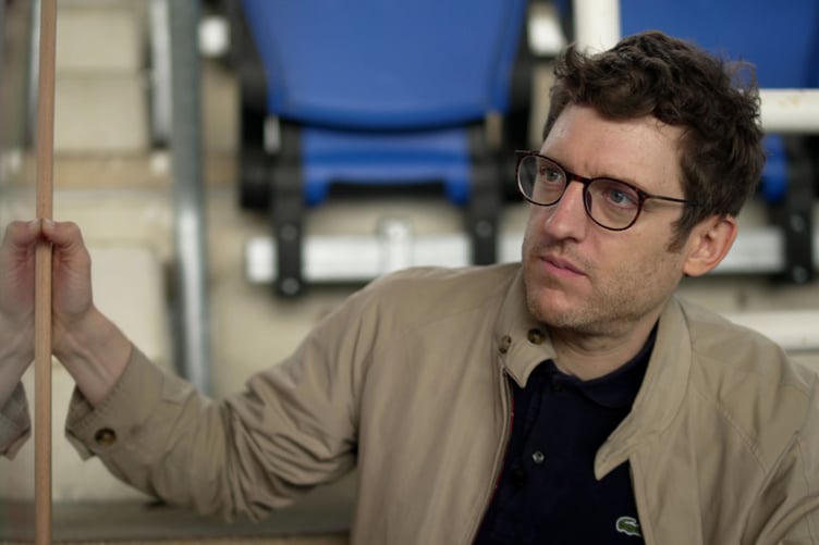 Y comedïwr a'r darlledwr Elis James
