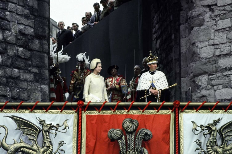 Charles presented by the Queen to the people of Wales as their new Prince, from the same balcony above the Queen’s Gate where Edward I had reportedly presented his baby son in 1284.